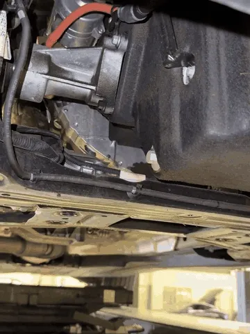 Compact cordless power ratchet working in a tight under-vehicle space
