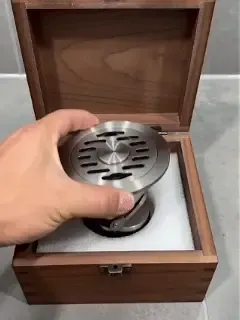 Animated product demonstration showing the removable cover, metal drain body and lower closing flap