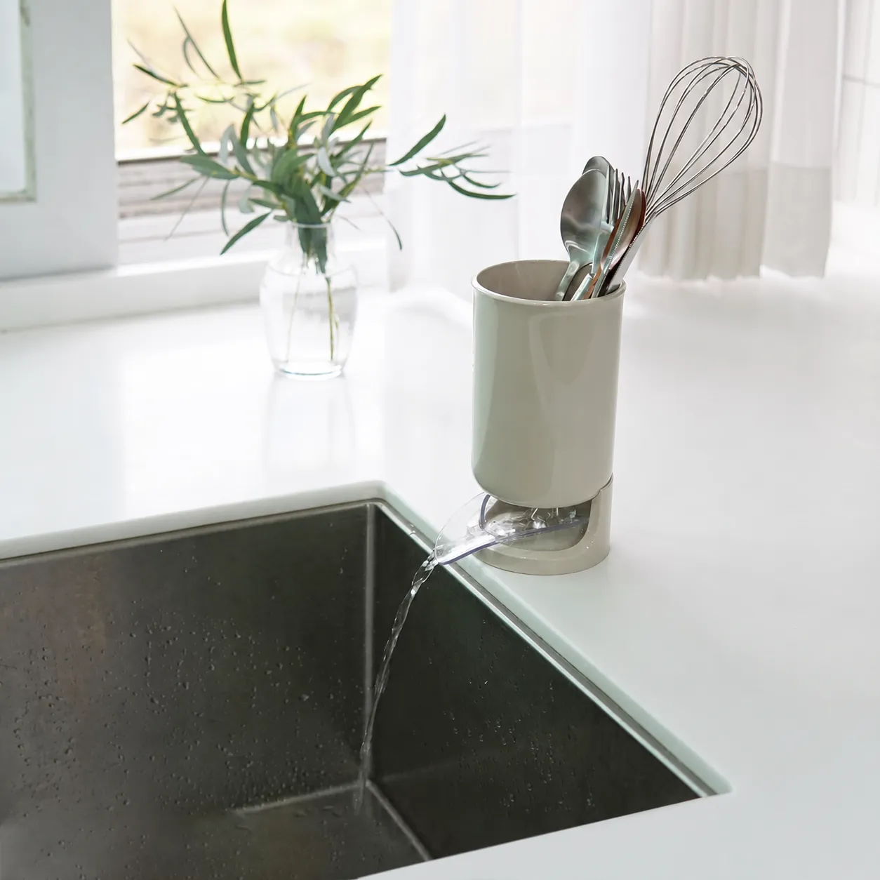 Set 1 self-draining utensil holder beside the sink