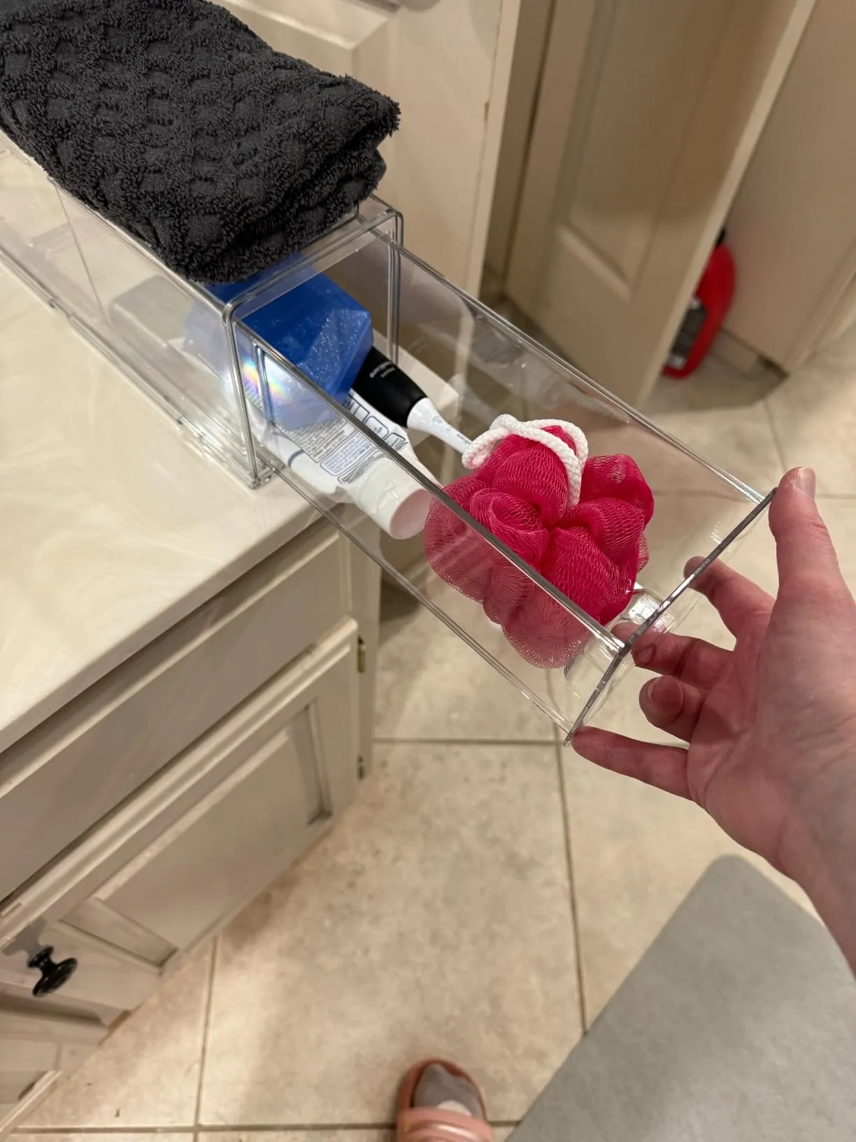 sturdy design, grips countertop