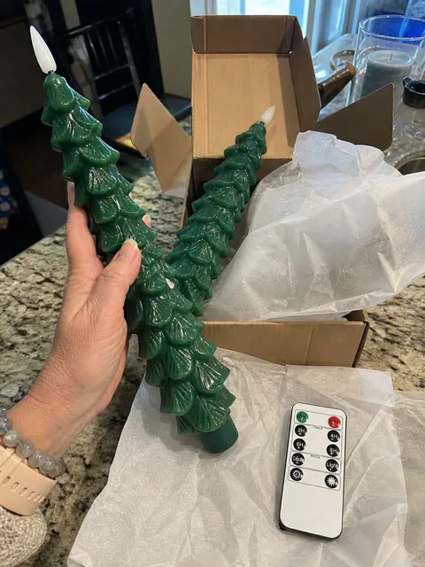 Customer-style unboxing photo of the two-candle set and remote