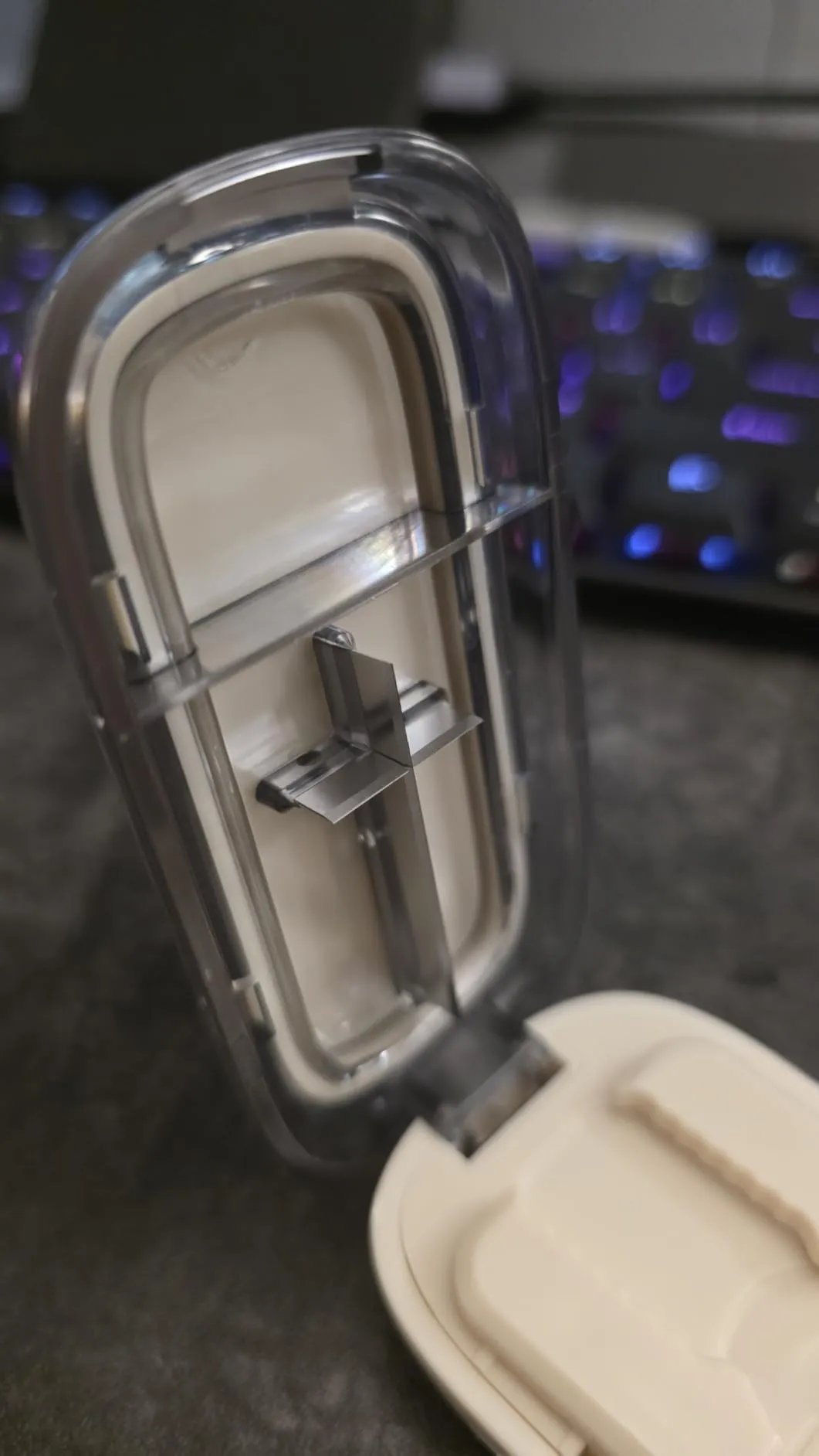Great looking pill holder with the ability to center the pill prior to cutting.