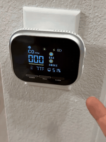 Plug-in safety monitor showing live readings and continued display during a brief power interruption
