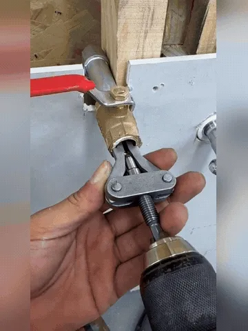 Drill-powered broken pipe thread extractor in use
