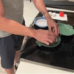 Demonstration of double-sided frying pan cooking