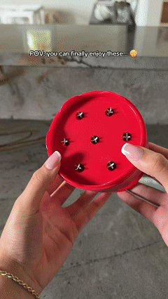 Demonstration of pitting 7 cherries simultaneously