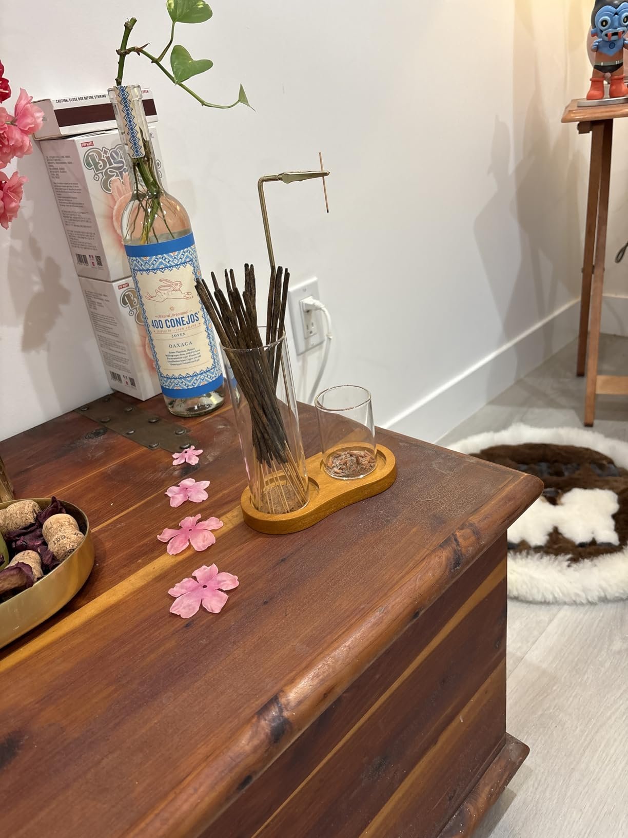 Que poniendo los inciensos en el depósito hace que jla