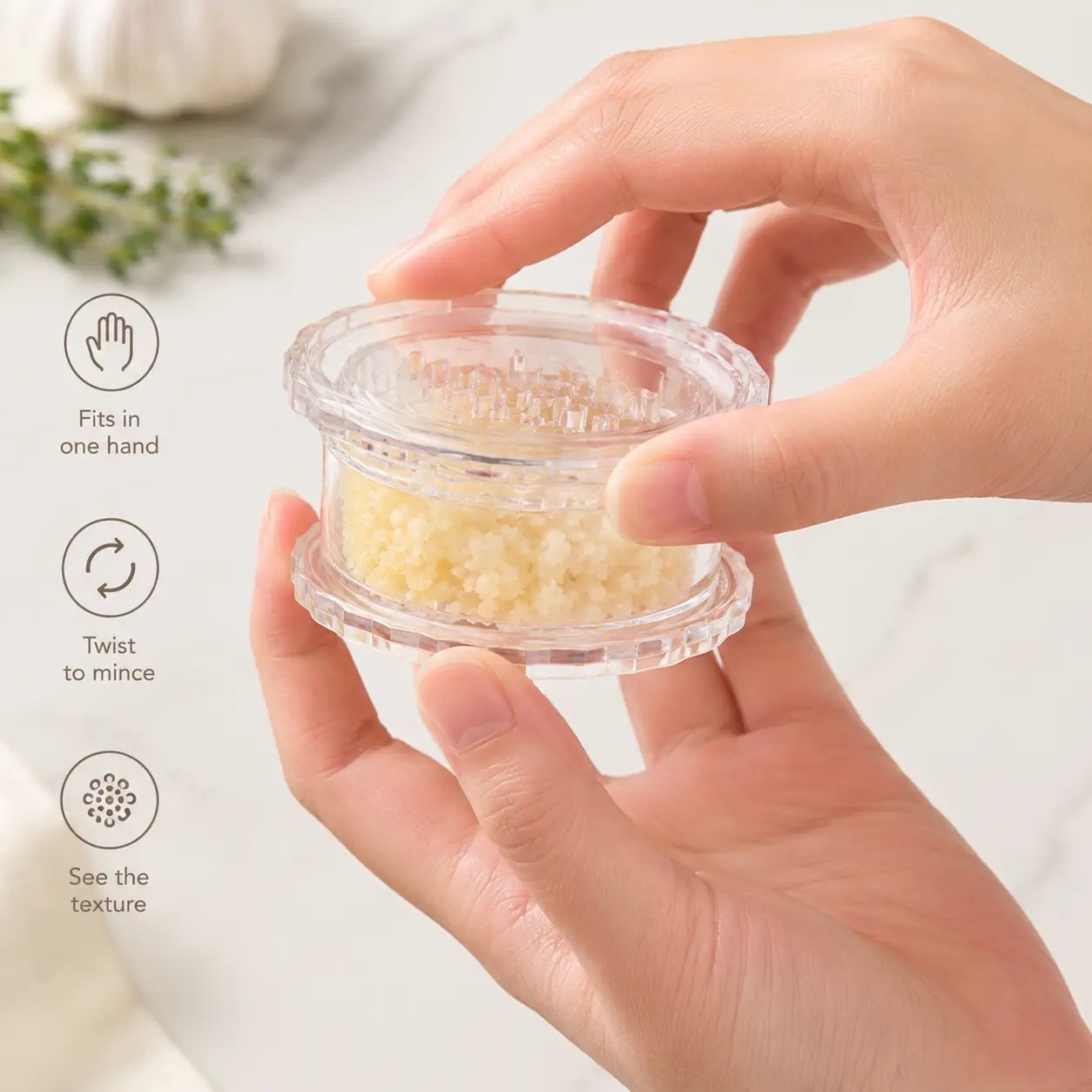 Ergonomic design that fits comfortably in one hand to twist and mince Ergonomic design that fits comfortably in one hand to twist and mince