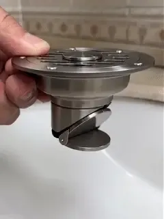 Animated product demonstration showing water opening the lower flap and the flap closing after drainage