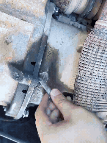 Flexible socket extension reaching fasteners in confined repair areas