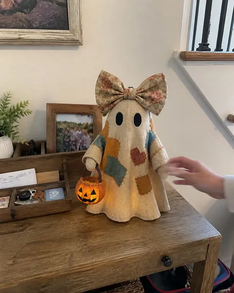 Single-pumpkin patchwork ghost on a lived-in entry shelf