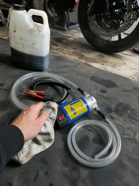 Cleaning and storing the compact oil extractor pump