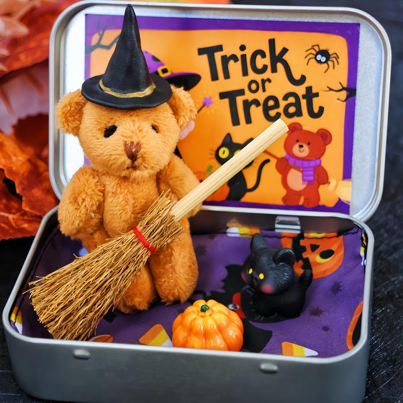 🎃🧸Süßer Halloween-Teddybär in einer Schachtel mit Hexer-Miniatur, Decke, Besen, Kürbis und Katze🌟👻
