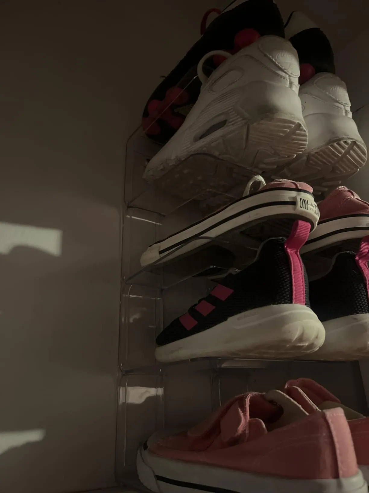 Acrylic children shoe dividers are made for diverse use